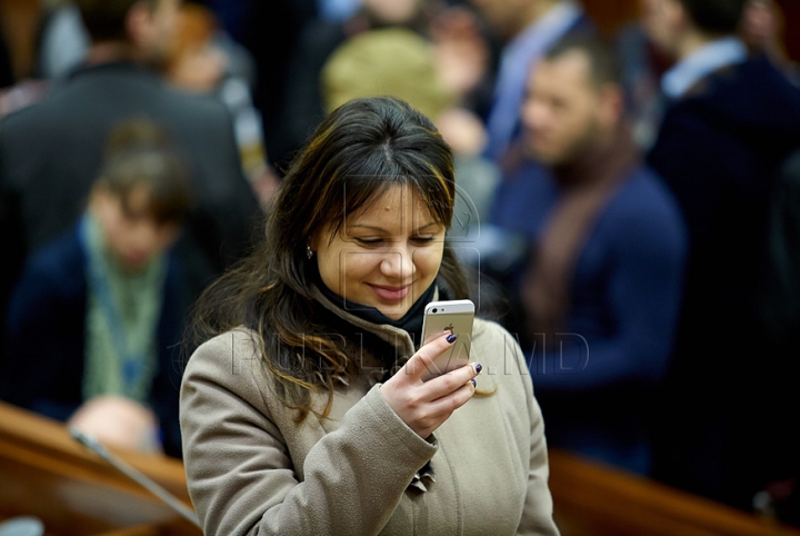 Au încercat fotoliile deputaţilor şi au fost surprinşi să fie în locul preşedintelui Parlamentului. FOTO de la Ziua uşilor deschise în Legislativ