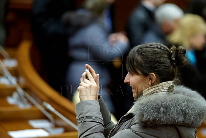 Au încercat fotoliile deputaţilor şi au fost surprinşi să fie în locul preşedintelui Parlamentului. FOTO de la Ziua uşilor deschise în Legislativ