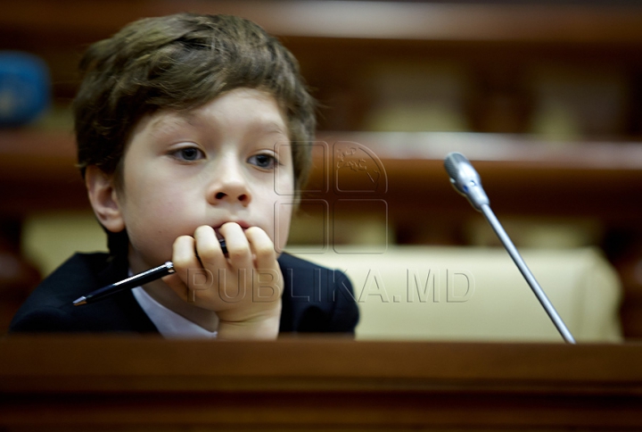 Au încercat fotoliile deputaţilor şi au fost surprinşi să fie în locul preşedintelui Parlamentului. FOTO de la Ziua uşilor deschise în Legislativ