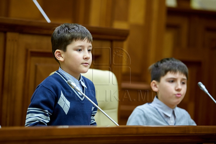 Au încercat fotoliile deputaţilor şi au fost surprinşi să fie în locul preşedintelui Parlamentului. FOTO de la Ziua uşilor deschise în Legislativ