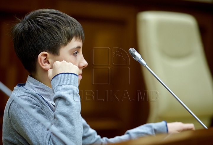 Au încercat fotoliile deputaţilor şi au fost surprinşi să fie în locul preşedintelui Parlamentului. FOTO de la Ziua uşilor deschise în Legislativ