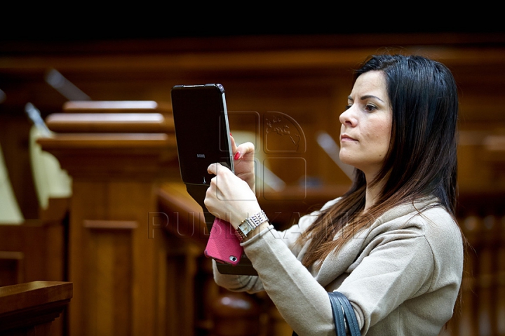 Au încercat fotoliile deputaţilor şi au fost surprinşi să fie în locul preşedintelui Parlamentului. FOTO de la Ziua uşilor deschise în Legislativ