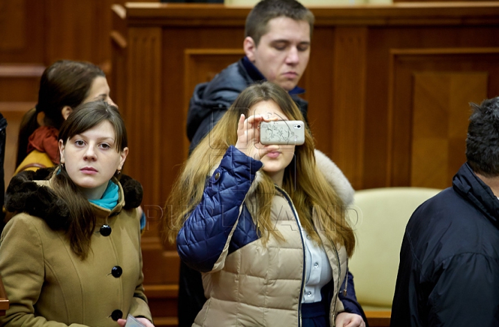 Au încercat fotoliile deputaţilor şi au fost surprinşi să fie în locul preşedintelui Parlamentului. FOTO de la Ziua uşilor deschise în Legislativ