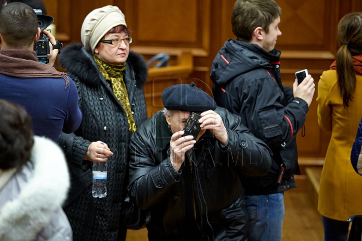 Au încercat fotoliile deputaţilor şi au fost surprinşi să fie în locul preşedintelui Parlamentului. FOTO de la Ziua uşilor deschise în Legislativ