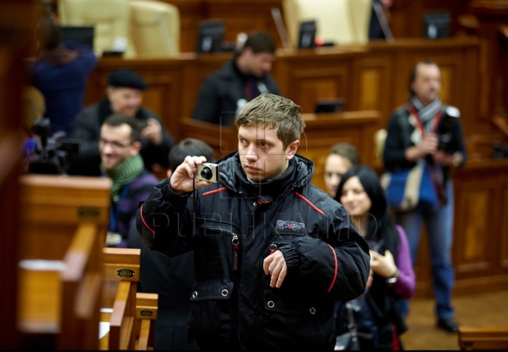 Au încercat fotoliile deputaţilor şi au fost surprinşi să fie în locul preşedintelui Parlamentului. FOTO de la Ziua uşilor deschise în Legislativ