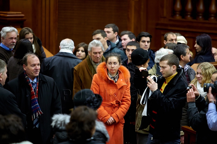 Au încercat fotoliile deputaţilor şi au fost surprinşi să fie în locul preşedintelui Parlamentului. FOTO de la Ziua uşilor deschise în Legislativ