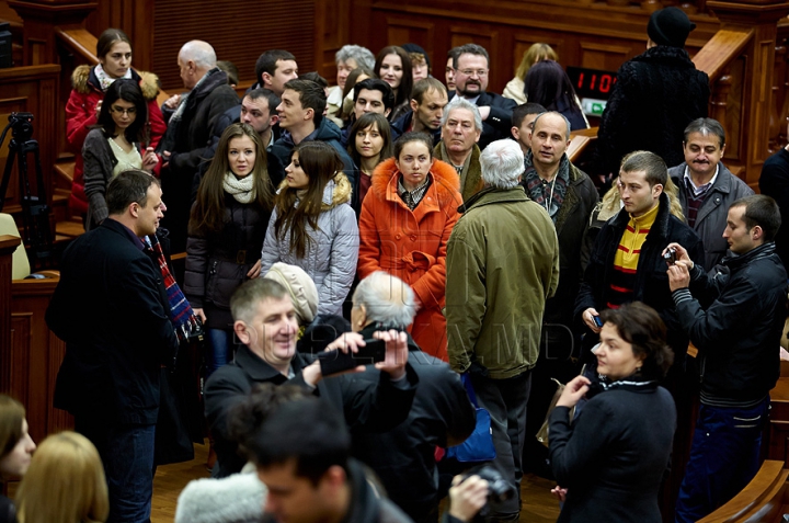 Au încercat fotoliile deputaţilor şi au fost surprinşi să fie în locul preşedintelui Parlamentului. FOTO de la Ziua uşilor deschise în Legislativ