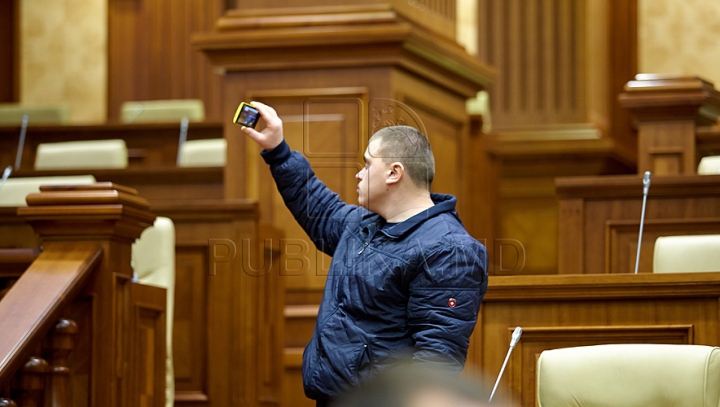 Au încercat fotoliile deputaţilor şi au fost surprinşi să fie în locul preşedintelui Parlamentului. FOTO de la Ziua uşilor deschise în Legislativ