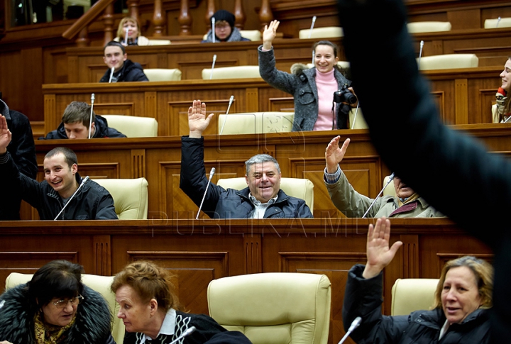 Au încercat fotoliile deputaţilor şi au fost surprinşi să fie în locul preşedintelui Parlamentului. FOTO de la Ziua uşilor deschise în Legislativ