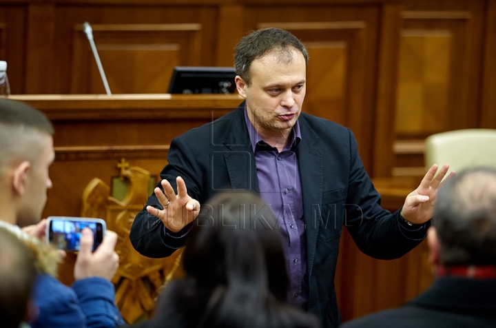 Au încercat fotoliile deputaţilor şi au fost surprinşi să fie în locul preşedintelui Parlamentului. FOTO de la Ziua uşilor deschise în Legislativ