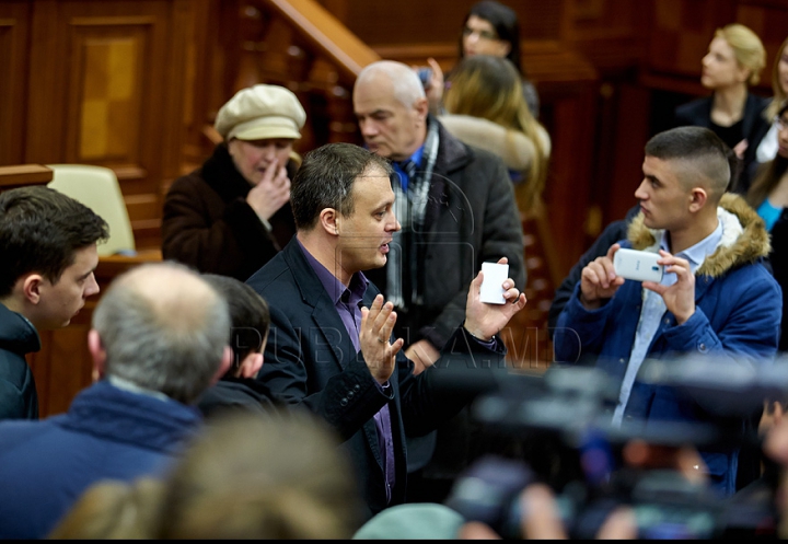 Au încercat fotoliile deputaţilor şi au fost surprinşi să fie în locul preşedintelui Parlamentului. FOTO de la Ziua uşilor deschise în Legislativ