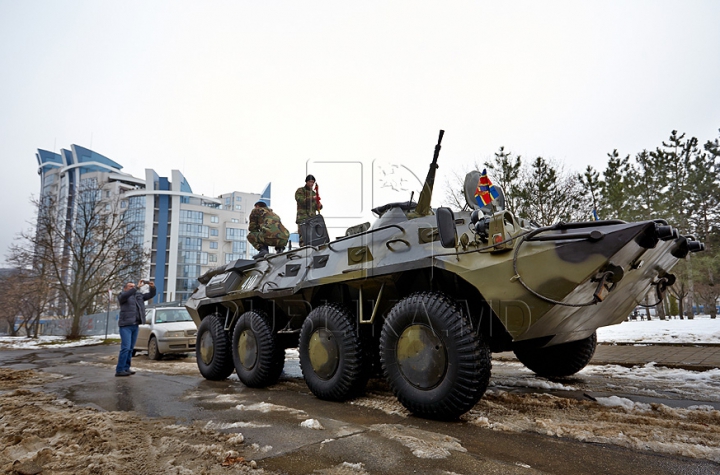 (FOTO) 25 de ani de la retragerea trupelor sovietice din Afganistan. Oficiali şi veterani au depus flori în memoria celor căzuţi în lupte 