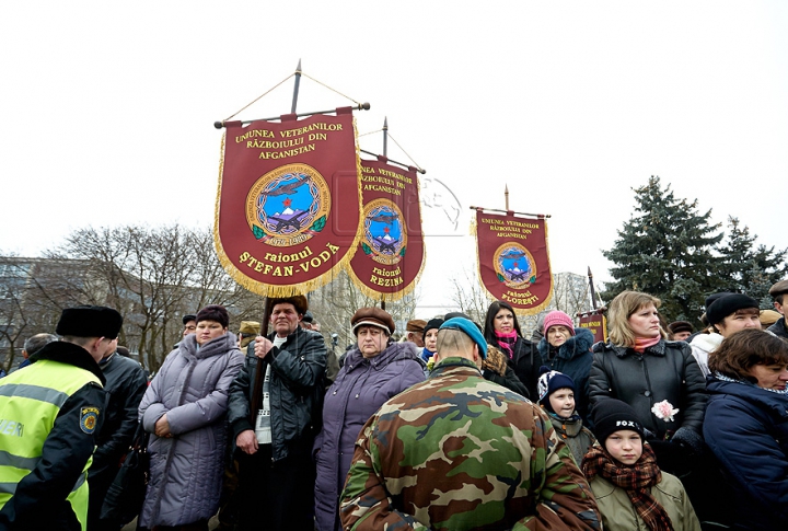 (FOTO) 25 de ani de la retragerea trupelor sovietice din Afganistan. Oficiali şi veterani au depus flori în memoria celor căzuţi în lupte 