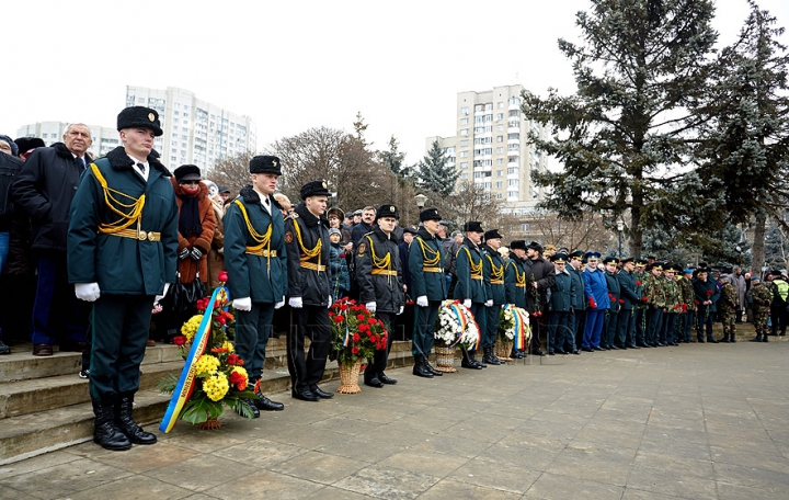 (FOTO) 25 de ani de la retragerea trupelor sovietice din Afganistan. Oficiali şi veterani au depus flori în memoria celor căzuţi în lupte 