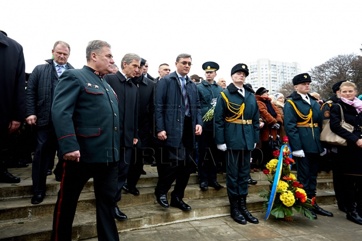 (FOTO) 25 de ani de la retragerea trupelor sovietice din Afganistan. Oficiali şi veterani au depus flori în memoria celor căzuţi în lupte 