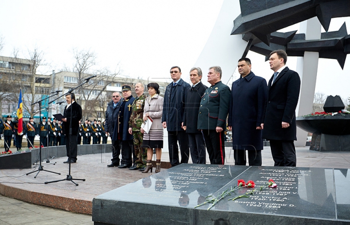 (FOTO) 25 de ani de la retragerea trupelor sovietice din Afganistan. Oficiali şi veterani au depus flori în memoria celor căzuţi în lupte 