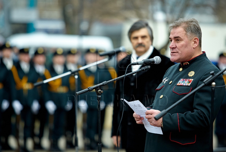 (FOTO) 25 de ani de la retragerea trupelor sovietice din Afganistan. Oficiali şi veterani au depus flori în memoria celor căzuţi în lupte 