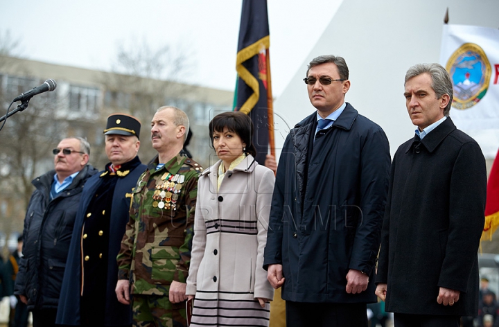 (FOTO) 25 de ani de la retragerea trupelor sovietice din Afganistan. Oficiali şi veterani au depus flori în memoria celor căzuţi în lupte 