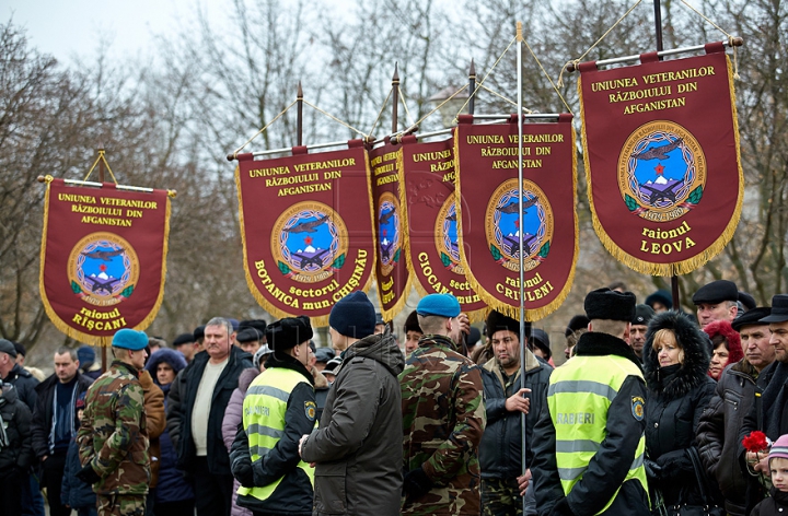 (FOTO) 25 de ani de la retragerea trupelor sovietice din Afganistan. Oficiali şi veterani au depus flori în memoria celor căzuţi în lupte 