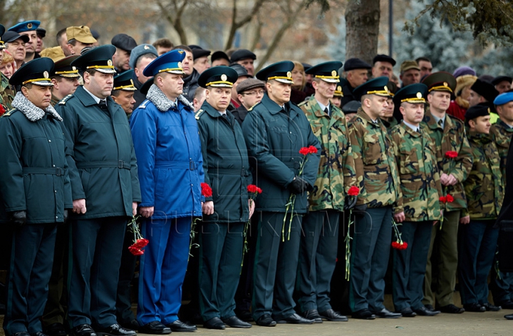 (FOTO) 25 de ani de la retragerea trupelor sovietice din Afganistan. Oficiali şi veterani au depus flori în memoria celor căzuţi în lupte 