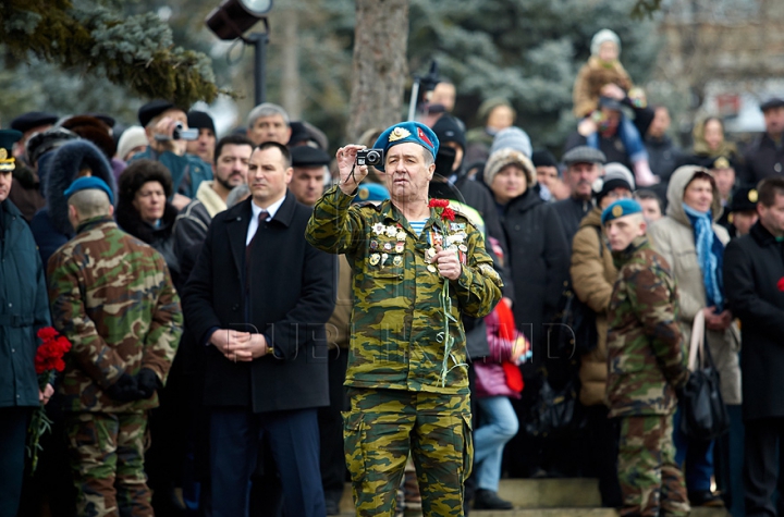 (FOTO) 25 de ani de la retragerea trupelor sovietice din Afganistan. Oficiali şi veterani au depus flori în memoria celor căzuţi în lupte 