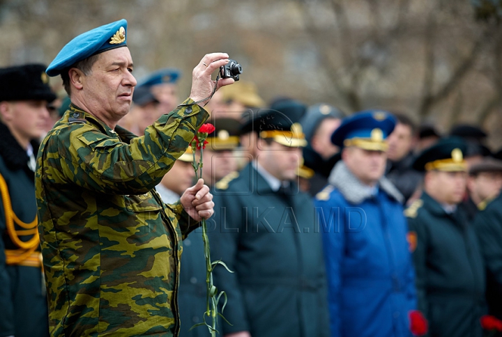 (FOTO) 25 de ani de la retragerea trupelor sovietice din Afganistan. Oficiali şi veterani au depus flori în memoria celor căzuţi în lupte 