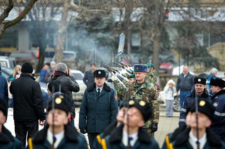 (FOTO) 25 de ani de la retragerea trupelor sovietice din Afganistan. Oficiali şi veterani au depus flori în memoria celor căzuţi în lupte 