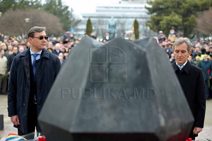 (FOTO) 25 de ani de la retragerea trupelor sovietice din Afganistan. Oficiali şi veterani au depus flori în memoria celor căzuţi în lupte 