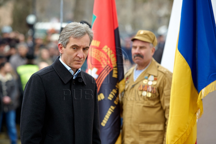 (FOTO) 25 de ani de la retragerea trupelor sovietice din Afganistan. Oficiali şi veterani au depus flori în memoria celor căzuţi în lupte 