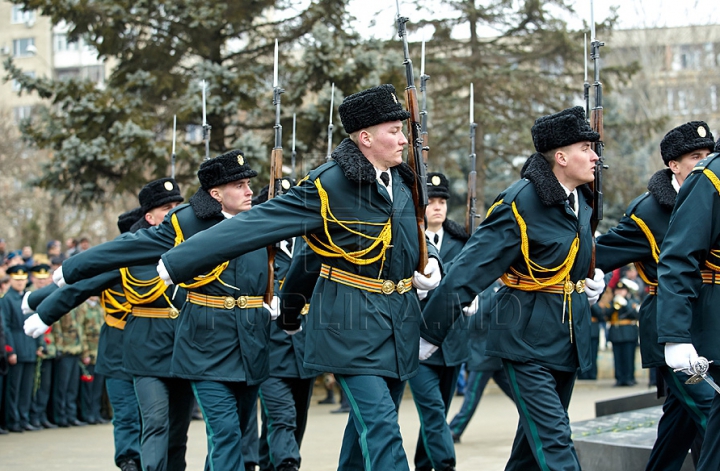 (FOTO) 25 de ani de la retragerea trupelor sovietice din Afganistan. Oficiali şi veterani au depus flori în memoria celor căzuţi în lupte 