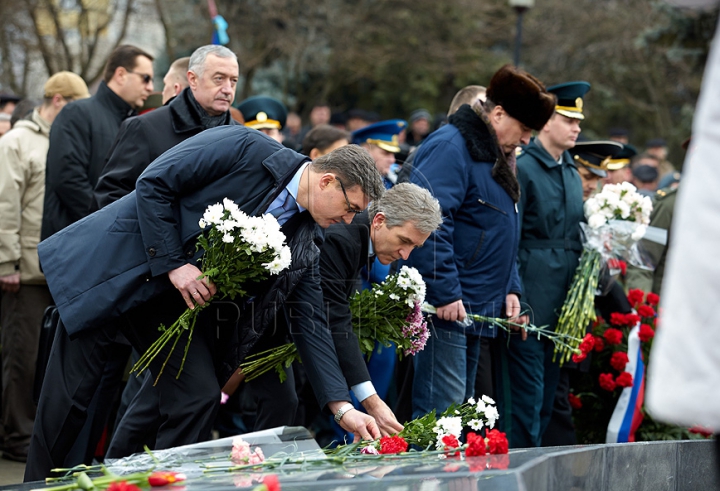 (FOTO) 25 de ani de la retragerea trupelor sovietice din Afganistan. Oficiali şi veterani au depus flori în memoria celor căzuţi în lupte 