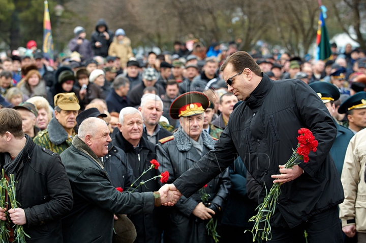 (FOTO) 25 de ani de la retragerea trupelor sovietice din Afganistan. Oficiali şi veterani au depus flori în memoria celor căzuţi în lupte 