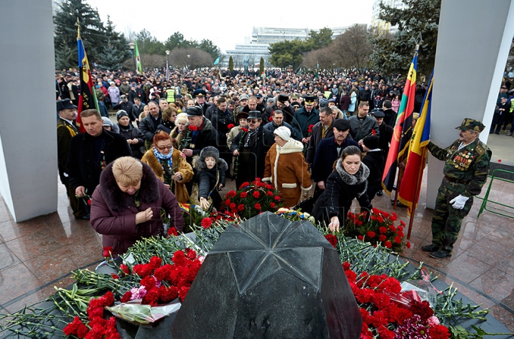 (FOTO) 25 de ani de la retragerea trupelor sovietice din Afganistan. Oficiali şi veterani au depus flori în memoria celor căzuţi în lupte 