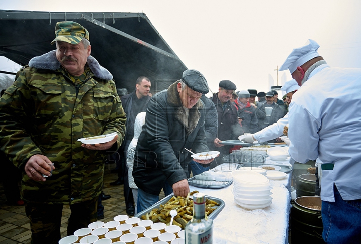 (FOTO) 25 de ani de la retragerea trupelor sovietice din Afganistan. Oficiali şi veterani au depus flori în memoria celor căzuţi în lupte 