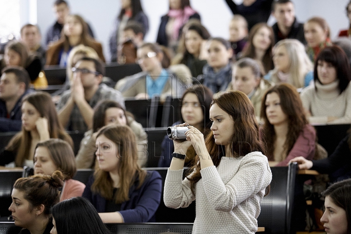 Prezentatorii emisunii FABRIKA s-au întâlnit cu studenţii de la Universitatea de Stat (GALERIE FOTO)