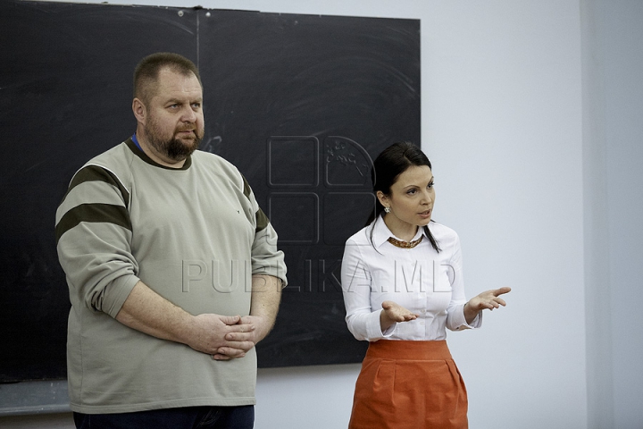 Prezentatorii emisunii FABRIKA s-au întâlnit cu studenţii de la Universitatea de Stat (GALERIE FOTO)