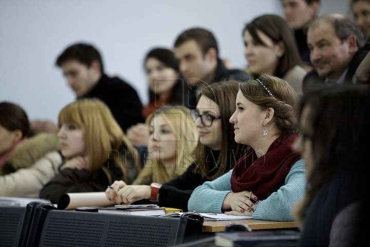 Prezentatorii emisunii FABRIKA s-au întâlnit cu studenţii de la Universitatea de Stat (GALERIE FOTO)