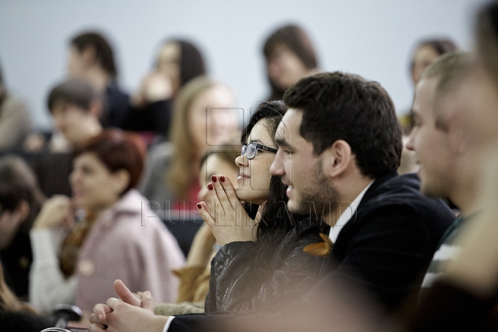 Prezentatorii emisunii FABRIKA s-au întâlnit cu studenţii de la Universitatea de Stat (GALERIE FOTO)