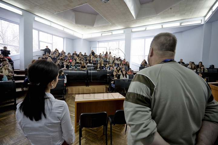 Prezentatorii emisunii FABRIKA s-au întâlnit cu studenţii de la Universitatea de Stat (GALERIE FOTO)