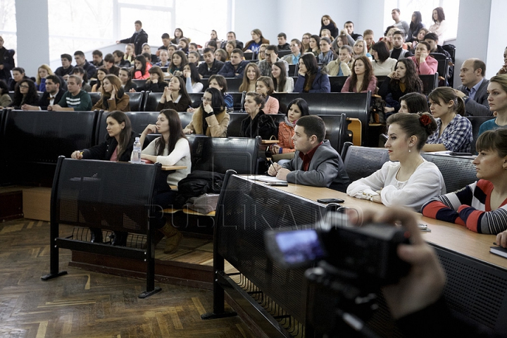 Prezentatorii emisunii FABRIKA s-au întâlnit cu studenţii de la Universitatea de Stat (GALERIE FOTO)