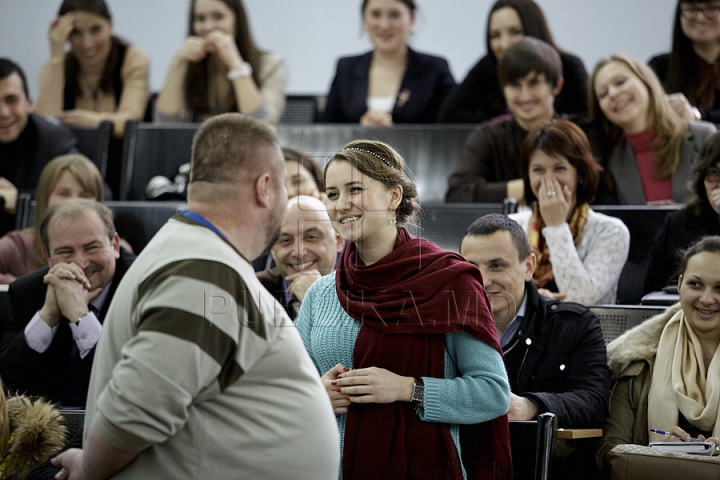 Prezentatorii emisunii FABRIKA s-au întâlnit cu studenţii de la Universitatea de Stat (GALERIE FOTO)