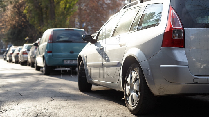 INCREDIBIL! Un şofer era cât pe ce să provoace un accident de proporţii, dar a reuşit să parcheze ca prin minune (VIDEO)