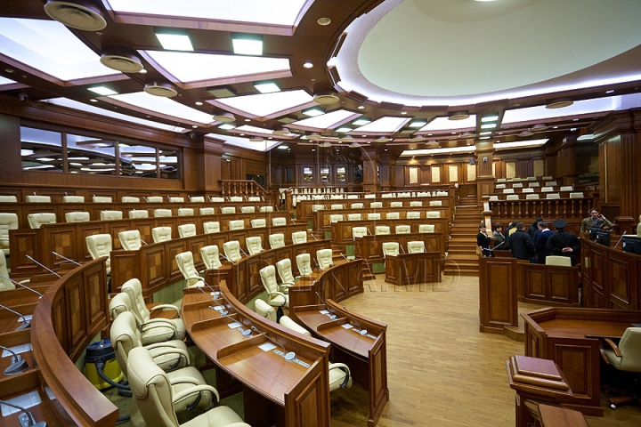 Casă nouă pentru deputaţi: Unii aleşi sunt nerăbdători să vadă sălile, iar alţii îşi doresc ca preotul să intre înaintea lor