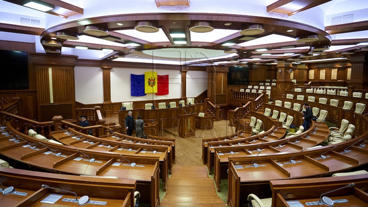 Casă nouă pentru deputaţi: Unii aleşi sunt nerăbdători să vadă sălile, iar alţii îşi doresc ca preotul să intre înaintea lor