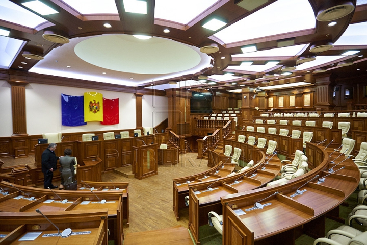 Casă nouă pentru deputaţi: Unii aleşi sunt nerăbdători să vadă sălile, iar alţii îşi doresc ca preotul să intre înaintea lor