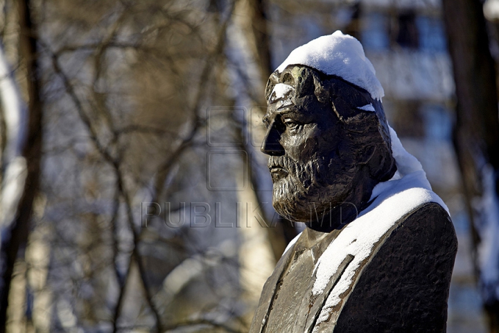 (GALERIE FOTO) Iarna a ajuns şi pe Aleea Clasicilor. Marii scriitori, de NERECUNOSCUT după ninsorile din capitală