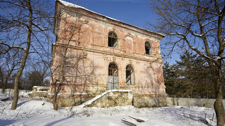 (GALERIE FOTO) Autorităţile au demarat lucrările de restaurare a conacului Manuc-Bei. Complexul îşi va deschide porţile la anul viitor