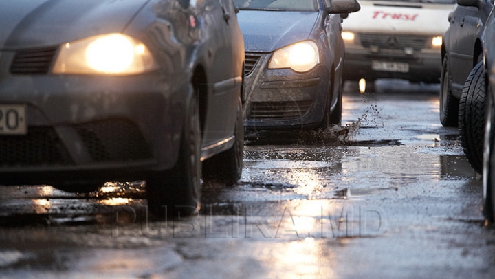 Nici că-i pasă! Un şofer şi-a parcat maşina aiurea şi a blocat o intersecţie aglomerată din capitală (FOTO)