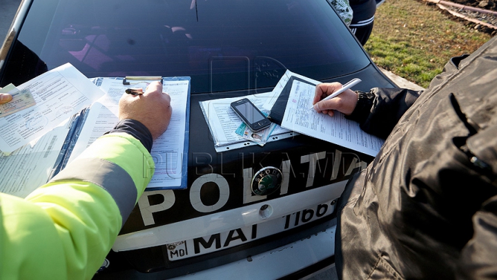 SURPRIZĂ pentru inspectorii de patrulare: Autovehiculele a doi bărbaţi au fost escortate, după descoperirea făcută de oamenii legii