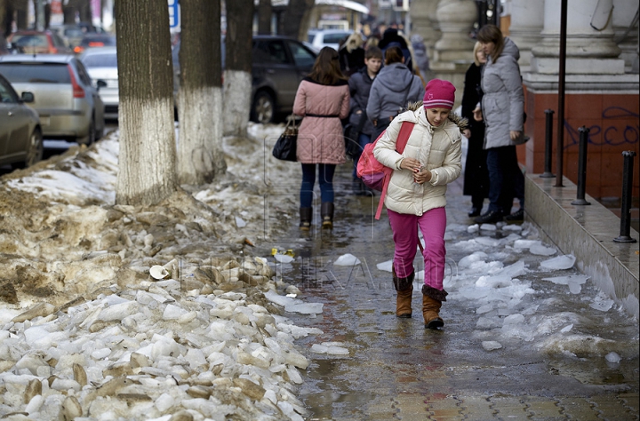 (FOTO) Zăpada murdară din Chişinău, motiv de glumă pe Internet. "Ospitalitate, tradiţie, glod"